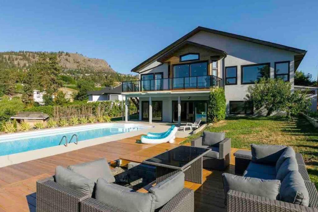 Luxurious 5 Bedroom House With Pool & Sauna Вест-Келовна Екстер'єр фото