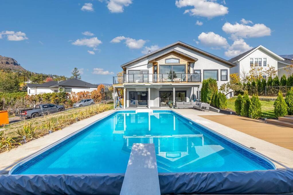 Luxurious 5 Bedroom House With Pool & Sauna Вест-Келовна Екстер'єр фото