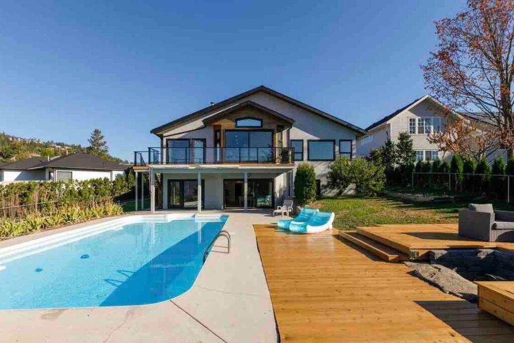 Luxurious 5 Bedroom House With Pool & Sauna Вест-Келовна Екстер'єр фото